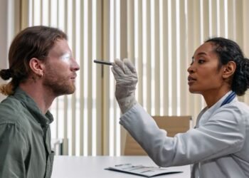 concussion eye test with flashlight